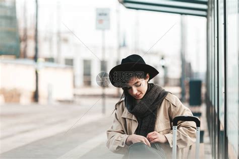 公交亭边等车边看书的女生高清图片下载-正版图片500305454-摄图网
