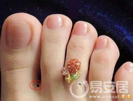 右脚底有痣的女人代表什么意思（一文读懂女人脚上10个位置有痣的命运分析）-紫微星座网