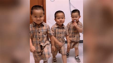 三胞胎男孩偶遇三胞胎女孩 家长：像是开了幼儿园凤凰网陕西_凤凰网