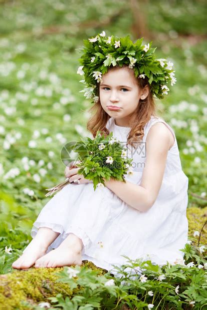 穿着白色连衣裙的漂亮小女孩走在春天的树林里高清图片下载-正版图片505877924-摄图网