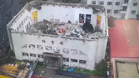齐齐哈尔体育馆坍塌事故已致9人死亡航拍坍塌画面：仅剩四周墙体_腾讯视频