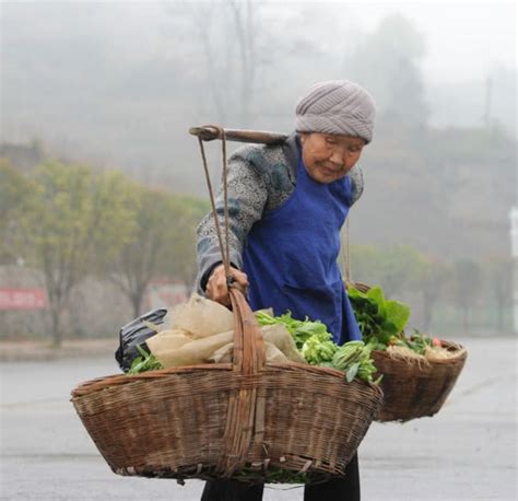 高龄的农民在集市卖菜，其中原因有4个，看着让人心酸|养老|卖菜|老人_新浪新闻