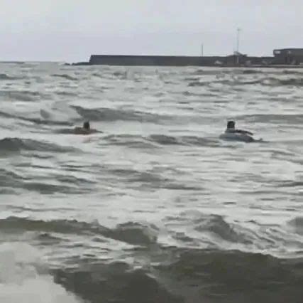 青岛2名游客被海浪卷走，其中一人已上岸后又被冲走，视频记录下揪心过程