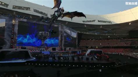 LOL：s7总决赛：鸟巢上空出现的远古巨龙，现场观众能看得见吗？