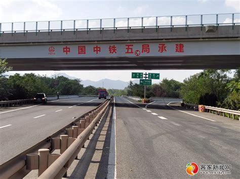 首榀T梁架设成功！228国道清港连接线工程项目进入桥梁上部结构施工阶段