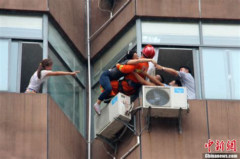 贵州女子跳楼一瞬 消防员夺窗而出将其抱住-新闻中心-南海网
