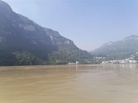行驶在湖北宜昌长江三峡西陵峡江段的旅游船—高清视频下载、购买_视觉中国视频素材中心