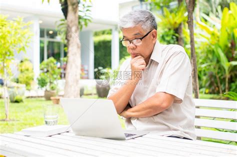 长老男晚的利用后院电脑笔记本在退休无年龄歧视概念之后学习新技能不晚于学习时间的亚洲老年人肖像高清图片下载-正版图片308028122-摄图网