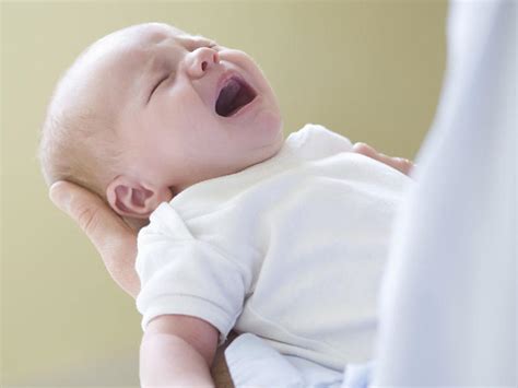婴儿一边吃奶一边哭怎么回事（宝宝哭闹的12个原因以及如何安抚）-幼儿百科-魔术铺