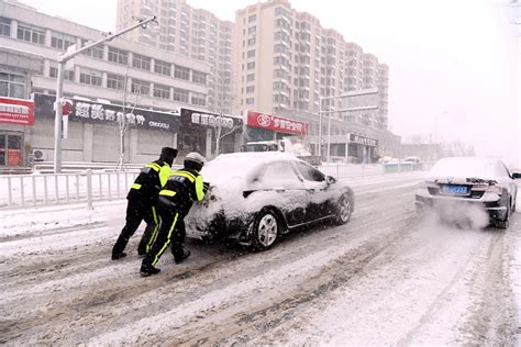 黑龙江发布暴雪红色预警 哈尔滨中山路积雪明显出行难-图片频道