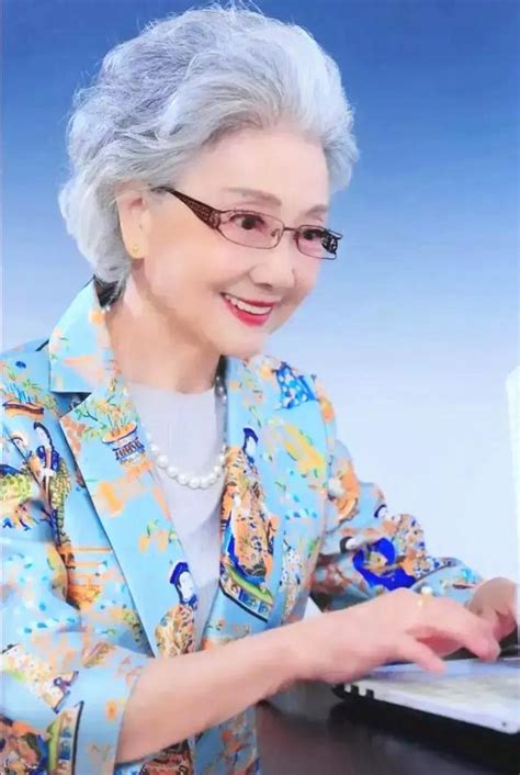 老年人生活-笑容灿烂的老奶奶摄影背景桌面…－堆糖，美好生活研究所