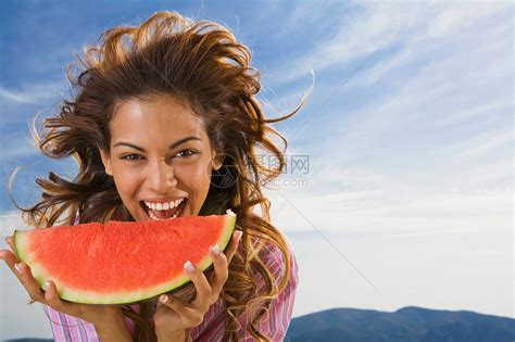女人笑着吃西瓜高清图片下载-正版图片501519977-摄图网