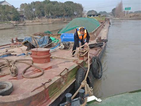 冬季枯水期航行，“小心”驶得万年船——桐乡港航成功救助一艘重载搁浅货船