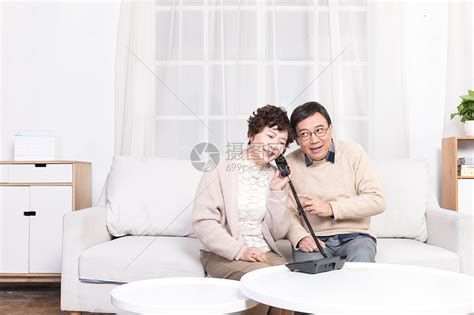 在家使用智能手机打视频电话的老年夫妻高清图片下载-正版图片502352664-摄图网