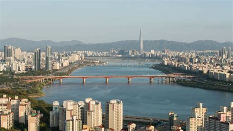 韩国首尔汉江铜雀桥和首尔塔高清摄影大图-千库网
