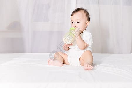 婴儿喝奶高清图片下载-正版图片501013568-摄图网