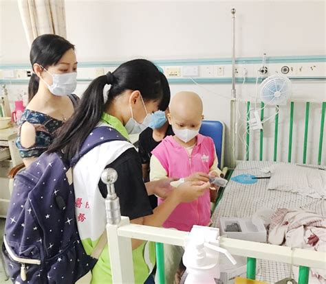 珠江医院“医二代”志愿者家庭与小患者共度儿童节-南方医科大学新闻中心