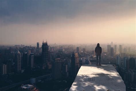 一个人站在天台眺望整个城市