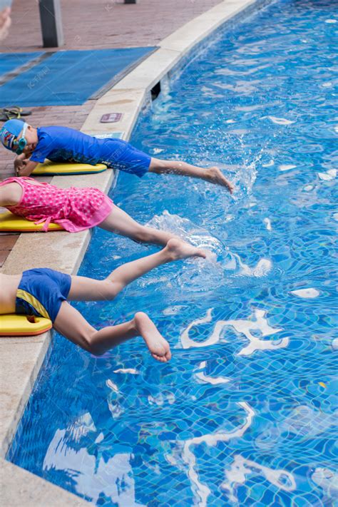 小孩子练习游泳高清摄影大图-千库网
