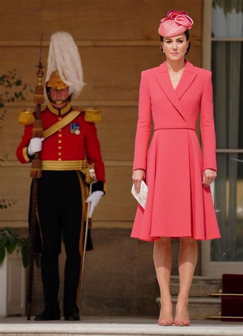 白金汉宫举行皇家花园派对 凯特王妃粉色套装现身笑容满面