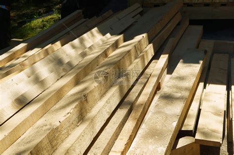 生产木材板锯材木制品酒吧板条被锯开木材堆成一棕色的环境高清图片下载-正版图片307676512-摄图网