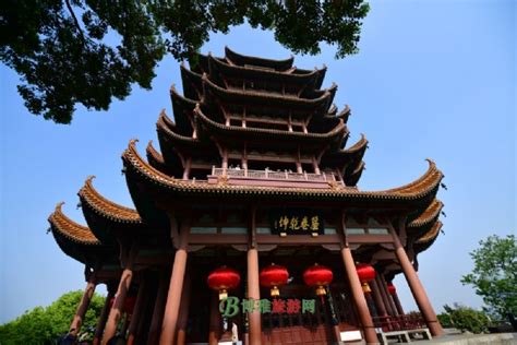 武汉“黄鹤楼”位于武昌区，濒临万里长江，地处蛇山之巅，始建于三国吴黄武二年，即223年，迄今为止已有1800年的悠久历史。
