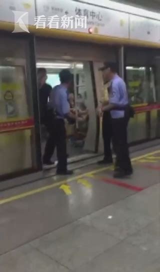 视频｜醉酒男子攻击地铁工作人员 造成三趟地铁无法正常上客_看现场_看看新闻