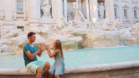 家人在欧洲。快乐的父亲和可爱的小女孩在罗马夏季意大利度假视频素材_ID:VCG42N626367112-VCG.COM