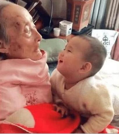 百岁老人与一岁宝宝对视，宝宝的动作令人泪目_平安健康