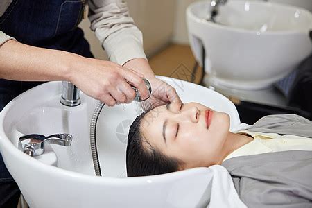 理发师给顾客洗头高清图片下载-正版图片501431693-摄图网