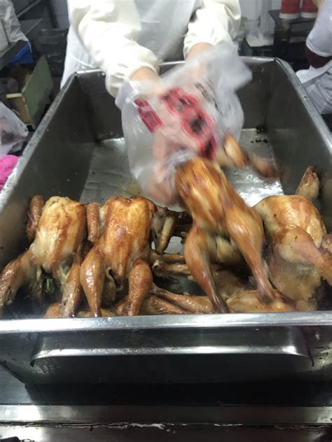 杭州必打卡美食！吴山烤鸡火了 游客排队几小时只为“吃鸡”_口感