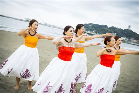 沙滩上跳舞的舞蹈团队高清图片下载-正版图片502152082-摄图网