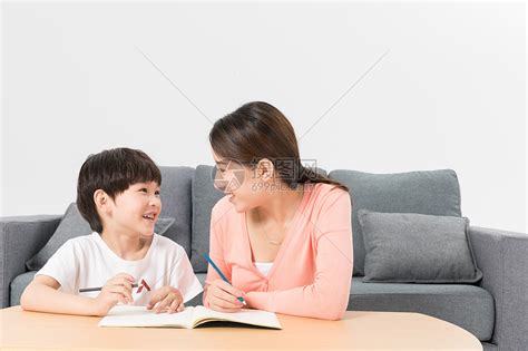 妈妈在家辅导儿子写作业高清图片下载-正版图片507720569-摄图网