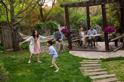 一个幸福的家庭在豪宅的花园里高清图片下载-正版图片502701637-摄图网