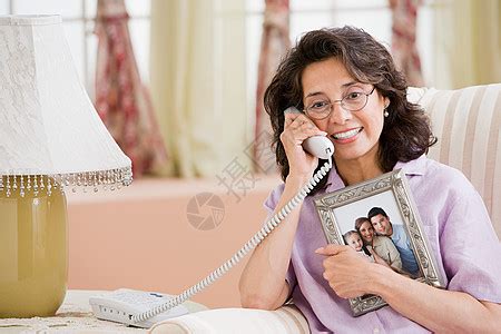父母打电话的照片图片_父母打电话的照片素材_父母打电话的照片高清图片_摄图网图片下载