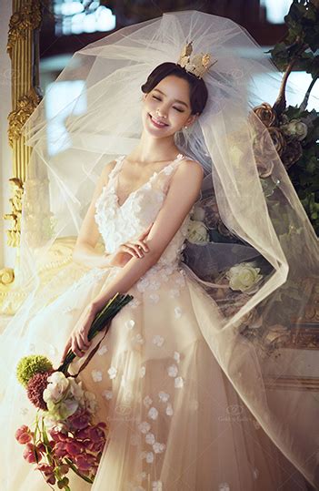熊黛林吊带婚纱图片高清
