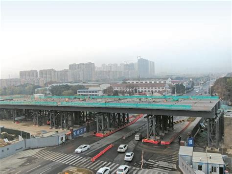 高浪路快速化改造高架段春节前贯通 首跨华清大道钢箱梁架设完成