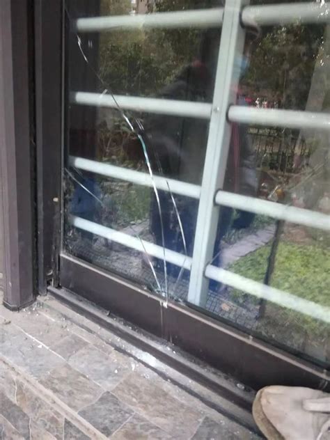 北京男子凌晨砸碎玻璃门疯狂盗窃 3家商铺同时受损_法制_长沙社区通