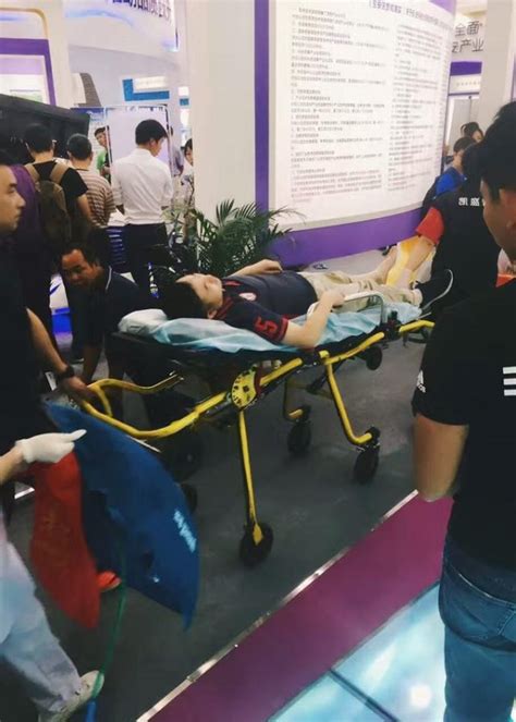 广州地铁发生砍人事件：姐弟2人受伤 嫌犯逃逸_ 视频中国