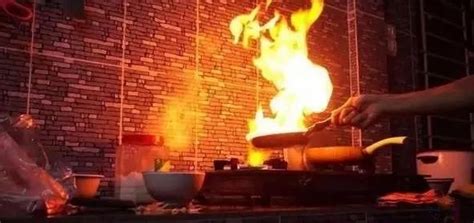 油锅着火时用什么方法灭火更合适（油锅起火后千万不要往里面倒水，最快的灭火方法是这样） | 说明书网