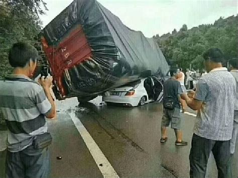 安徽发生惨烈车祸，一轿车被两大货车夹成“铁饼”，车上三人死亡_生命