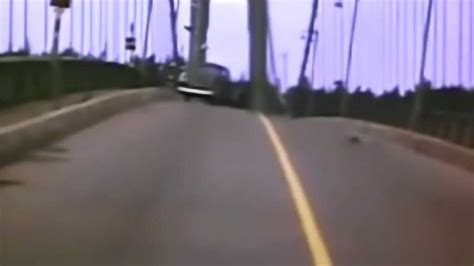 再现七十九年前塔科马海峡大桥坍塌的震撼场面