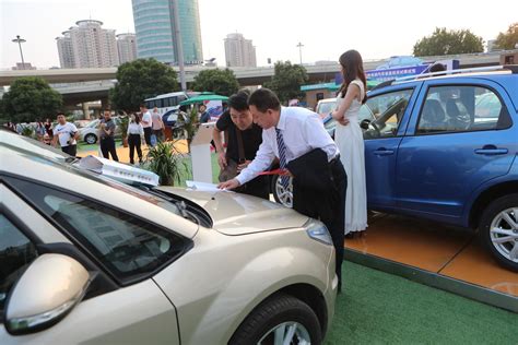 三门峡市长来省会郑州推广当地又一特产----新能源轿车-大河新闻