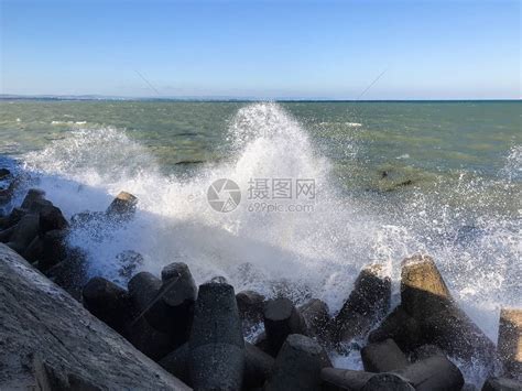 岩石上的制动波保加利亚布尔加斯湾的风雨如磐的黑海景观高清图片下载-正版图片506175754-摄图网