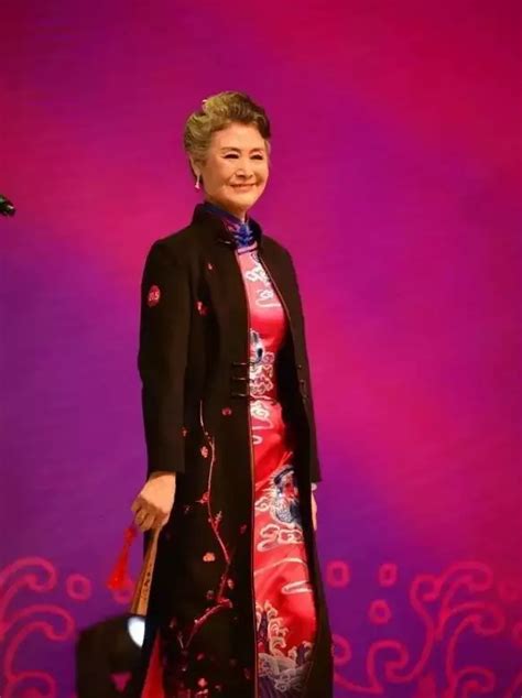 中国最美瑜伽奶奶：满头银发，穿衣简约有气质，气质胜过同龄人 - 知乎