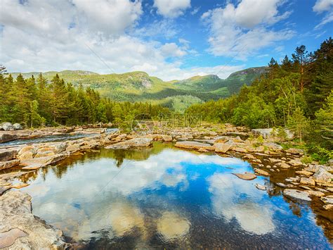 夏天挪威山河的美丽景色夏天山河的美丽景色高清图片下载-正版图片300879614-摄图网