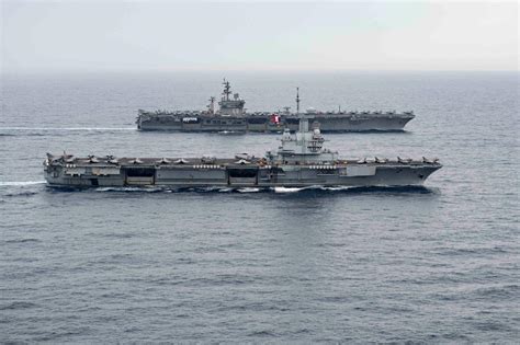 美国海军新旧两型航母首次合练 同角度对比差别一目了然