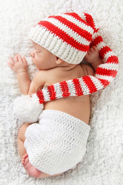 新出生的婴儿戴着编织的高清图片下载-正版图片503158208-摄图网