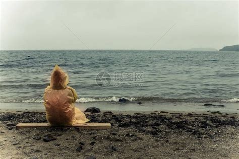 孤独的人在海滩上高清图片下载-正版图片504617557-摄图网