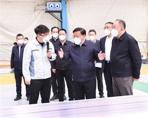 4月27日，韩俊在辽源市吉林启星铝业检查指导企业复工复产、疫情防控工作。宋锴 摄